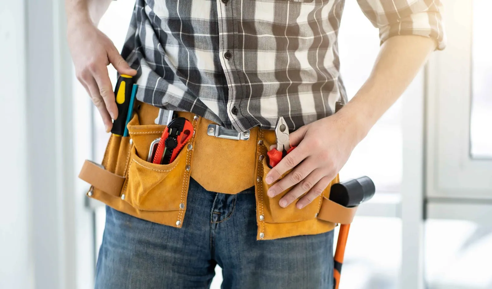Monteur met een gereedschapsriem vol gereedschap — IT-support zonder wachtrij