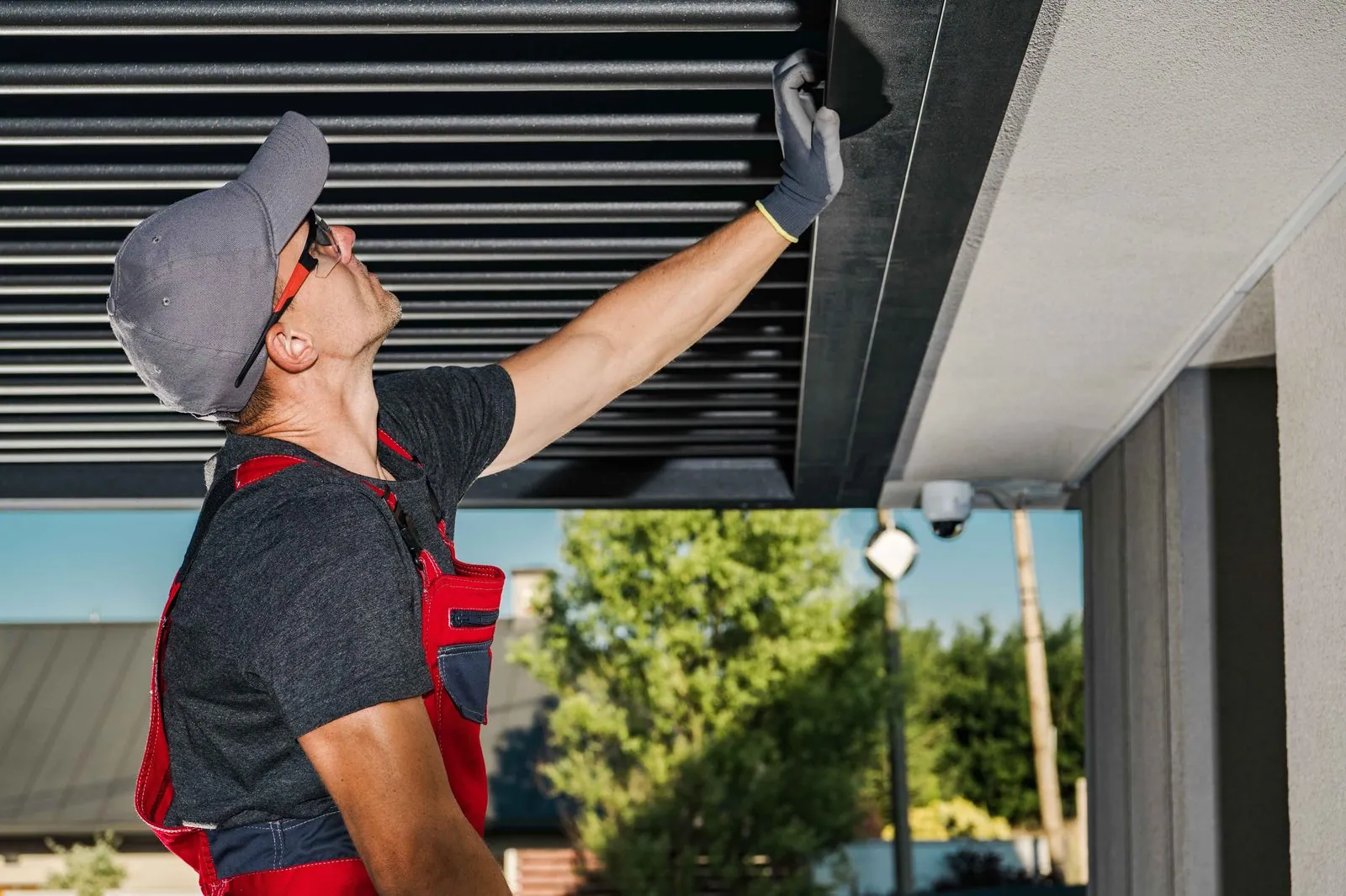 Monteur monteert een terrasoverkapping bij een woning — security-scan voor aantoonbaar veilige IT