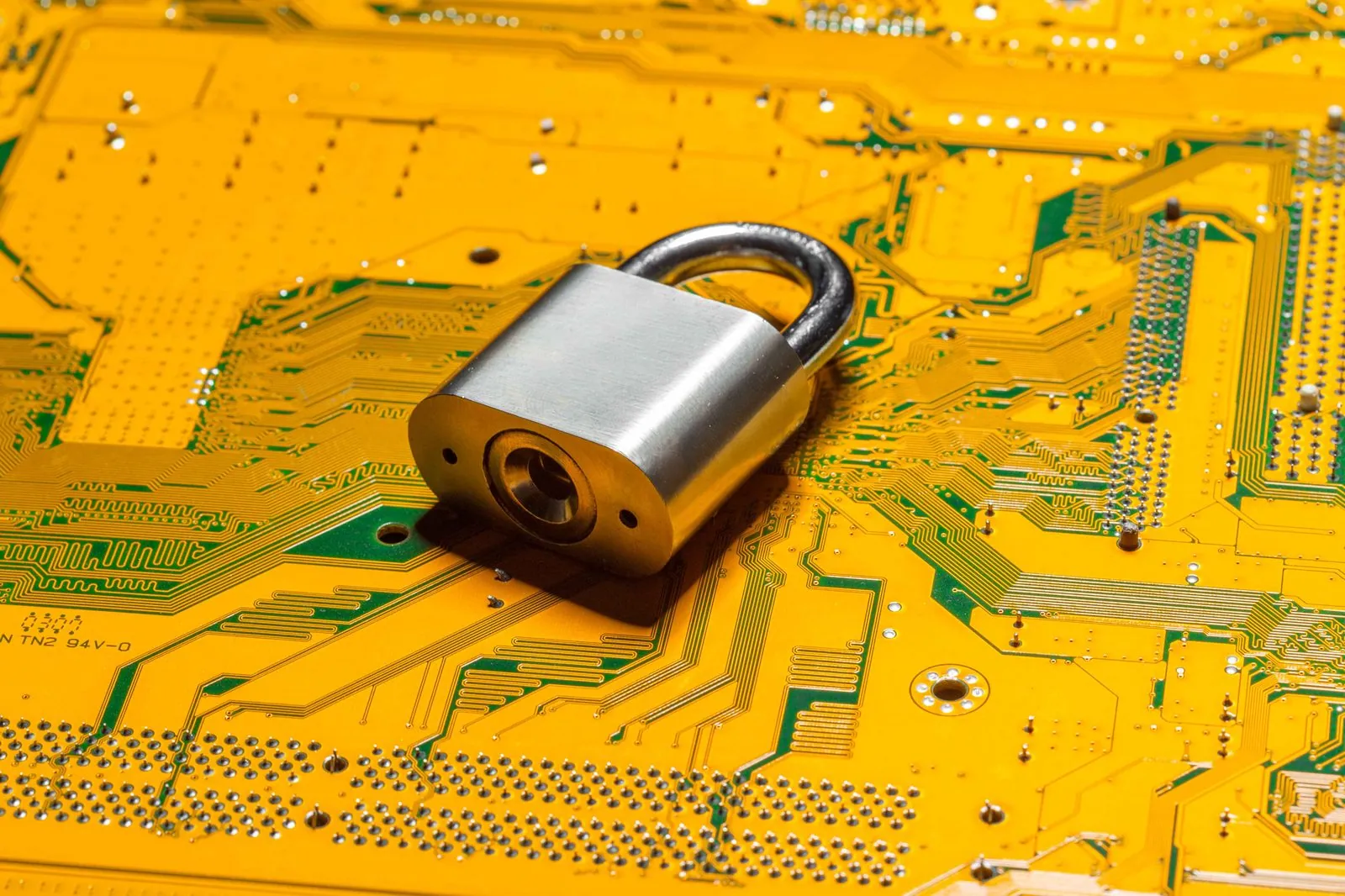 Hangslot op een printplaat — cybersecurity die je kunt aantonen